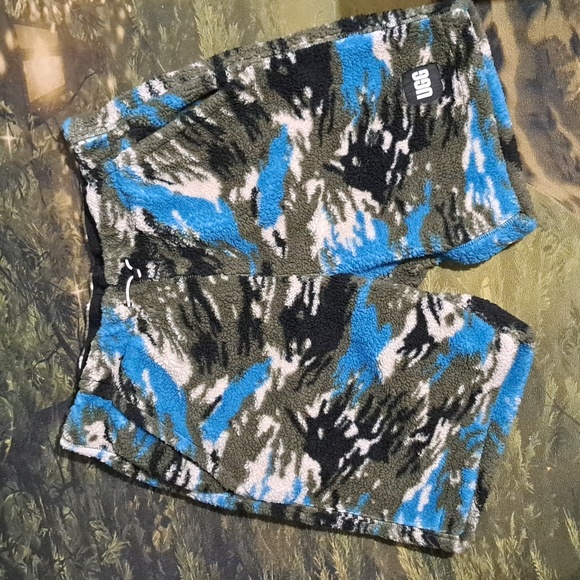 💙UGG Men's Tidal Wave Camo Sherpa Shorts💙 - Picture 1 of 5